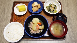 きょうのお昼ごはんは、肉じゃが、和え物、含め煮、味噌汁、くだものでした。