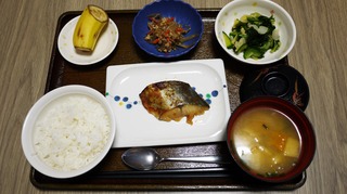 今日のお昼ごはんは、鰆の西京焼き、根菜のそぼろ煮、お浸し、味噌汁、くだものでした。