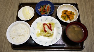 きょうのお昼ごはんは、挽肉とキャベツの重ね蒸し、かぼちゃサラダ、浅漬け、味噌汁、くだものでした。
