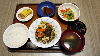 きょうのお昼ごはんは、刻み昆布と豚肉の炒め煮、和え物、ふろふき大根、味噌汁、くだものでした。