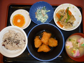 きょうのお昼ご飯は、お赤飯、煮魚、海老と春菊の白和え、含め煮、かきたま汁、くだものでした。
