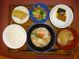 きょうのお昼ごはんは、鶏肉と里芋の味噌煮込み、天かす和え、かぼちゃの煮物、味噌汁、果物でした。