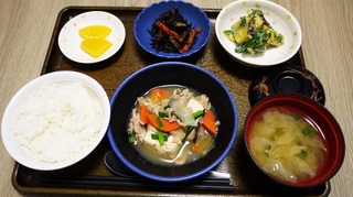 きょうのお昼ごはんは、肉豆腐、みそマヨ和え、ひじき煮、味噌汁、くだものでした。