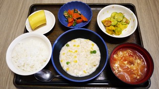 きょうのお昼ごはんは、挽肉のクリーム煮、サラダ、ツナ人参、味噌汁、くだものでした。