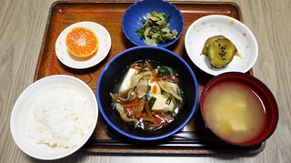 きょうのお昼ごはんは、豆腐の野菜あんかけ、焼きのり和え、おさつきんぴら、味噌汁、くだものでした。