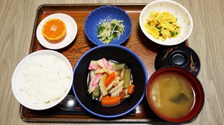 きょうのお昼ごはんは、炊き合わせ、酢味噌和え、ニラ玉、味噌汁、くだものでした。