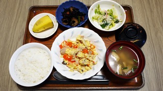 きのうのお昼ごはんは、豚肉と人参の卵とじ、おろし和え、煮物、味噌汁、くだものでした。