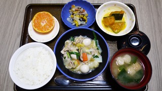 きょうのお昼ごはんは、八宝菜、かぼちゃ煮、浅漬け、味噌汁、くだものでした。