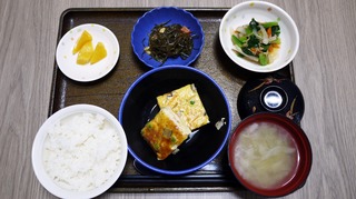 きょうのお昼ごはんは、擬製豆腐、なめたけ和え、煮物、味噌汁、くだものでした。
