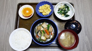 きょうのお昼ごはんは、あんかけ厚揚げ、のり和え、コーン炒り卵、味噌汁、果物でした。