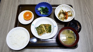 きょうのお昼ごはんは、松風焼き、ゆず浸し、切り昆布煮、味噌汁、果物でした。