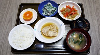 きょうのお昼ごはんは、煮魚、根菜きんぴら、春菊の和え物、味噌汁、果物でした