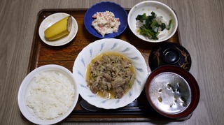 今日のお昼ごはんは、豚肉の生姜焼き、人参の白和え、お浸し、味噌汁、果物でした。