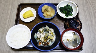 きのうのお昼ごはんは、すき焼き風煮、青菜のごま和え、じゃが煮、味噌汁、くだものでした。