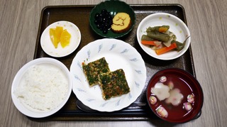 きょうのお昼ごはんは、松風焼き、五福煮、祝い鉢、お吸い物、果物でした。