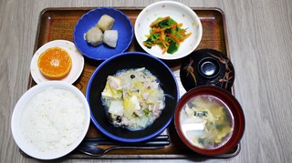きょうのお昼ごはんは、豚肉と春菊の旨煮、わさび和え、里芋煮、卵のスープ、果物でした