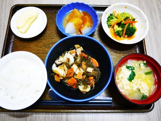 きょうのお昼ごはんは、豚肉と切り昆布の炒め煮、和え物、ふろふき大根、味噌汁、果物でした。