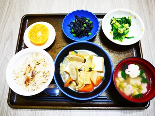 きょうのお昼ごはんは、いわしごはん、けんちん汁、青菜和え、ひじきの酢味噌和え、お吸い物、くだものでした。