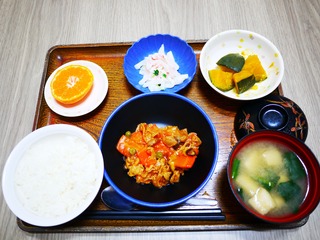 きょうのお昼ごはんは、ポークチャップ、大根サラダ、かぼちゃミルク煮、味噌汁、果物でした。
