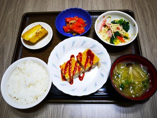 きょうのお昼ごはんは、肉ポテトのピカタ、サラダ、ツナ人参、味噌汁、果物でした。