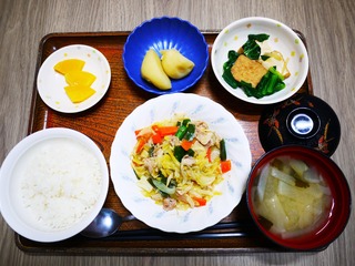 きょうのお昼ごはんは、肉野菜炒め、コンソメポテト、煮物、味噌汁、果物でした。