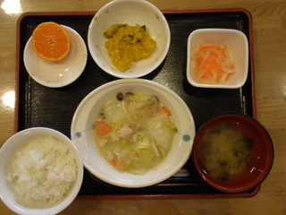 今日のお昼ご飯は、白菜のクリーム煮、かぼちゃサラダ、紅白なます、味噌汁、果物でした。