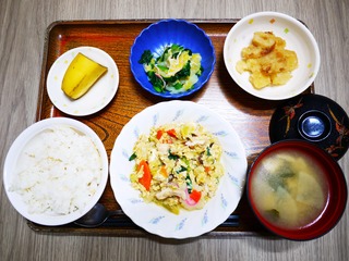 きょうのお昼ごはんは、親子煮、甘酢和え、じゃが煮、味噌汁、果物でした。