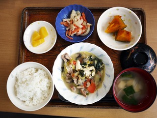 きょうのお昼ごはんは、すき焼き風煮、ごま和え、かぼちゃ煮、味噌汁、くだものでした。