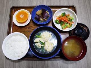 きょうのお昼ごはんは、鶏キャベツだんご、和え物、含め煮、味噌汁、果物でした。