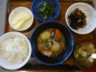 きょうのお昼ごはんは、吉野煮、白菜ののり和え、五目煮、、味噌汁、くだものでした。