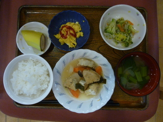 きょうのお昼ごはんは、がんもと根菜の含め煮、梅しそ和え、コーン炒め卵、味噌汁、果物でした。