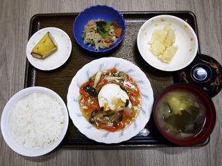 きょうのお昼ごはんは、落とし卵の野菜あんかけ、切り干し和え、じゃが炒め、味噌汁、くだものでした。