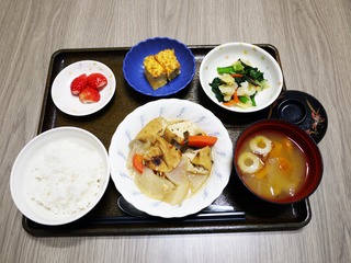 きょうのお昼ごはんは、がんもと根菜の含め煮、おかか和え、はんぺんのピカタ、味噌汁、くだものでした。