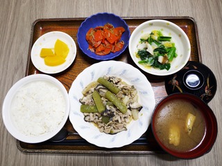 きょうのお昼ごはんは、ふきと豚肉のほろ苦炒め、煮浸し、じゃこ人参、味噌汁、果物でした。