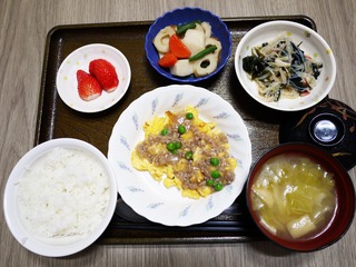 きょうのお昼ごはんは、麻婆炒り卵、春雨の酢の物、里芋煮、味噌汁、果物でした。