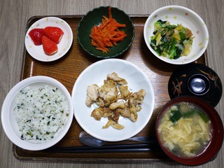 きょうのお昼ごはんは、鶏肉の香草焼き、里芋和え、人参きんぴら、かきたま汁、くだものでした。　
