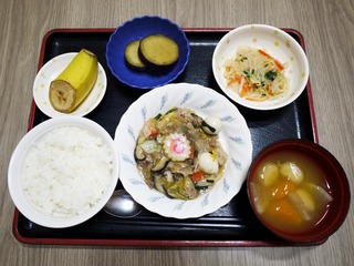 きょうのお昼ごはんは、八宝菜、中華和え、さつま芋の甘辛煮、味噌汁、くだものでした。