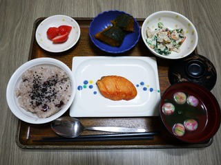きょうのお昼ごはんは、卒園祝いお赤飯、焼き魚、白和え、含め煮、お吸い物、くだものでした。