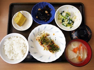 きょうのお昼ごはんは、松風焼き、和え物、ひじき煮、粕汁、くだものでした。