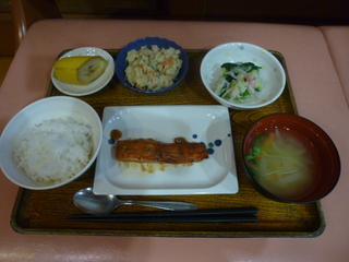 きょうのお昼ご飯は、鮭のふき味噌焼き、炒りおから、みぞれ和え、味噌汁、くだものでした。