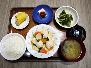 きのうのお昼ごはんは、鶏つくね煮、天かす和え、梅香味奴、味噌汁、くだものでした。