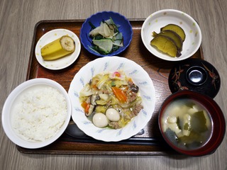 きょうのお昼ごはんは、八宝菜・サツマイモの甘辛煮・浅漬け・味噌汁・くだものでした。