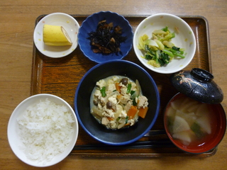 きょうのお昼ごはんは、炒り豆腐、煮物、天かす和え、味噌汁、果物でした。
