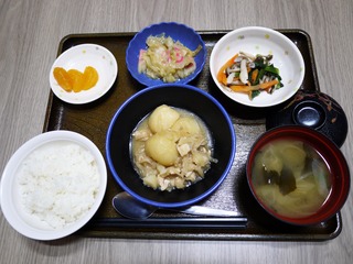 きょうのお昼ごはんは、鶏肉とじゃがいものみそ煮込み、梅和え、くずあん、味噌汁、くだものでした。