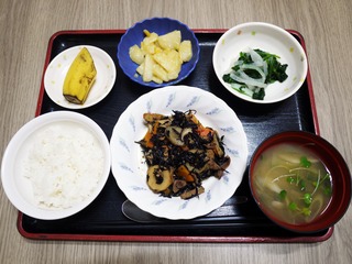 きょうのお昼ごはんは、磯炒め、生姜和え、じゃが炒め、みそ汁、くだものでした。