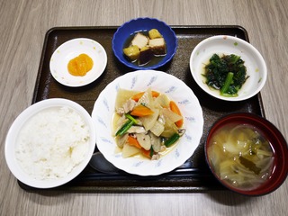 きょうのお昼ごはんは、豚肉と根菜の炒め煮、もずく和え、煮物、みそ汁、くだものでした。