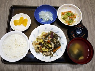 きょうのお昼ごはんは、豚肉と切り昆布の炒め煮、和え物、くずあん、みそ汁、くだものでした。