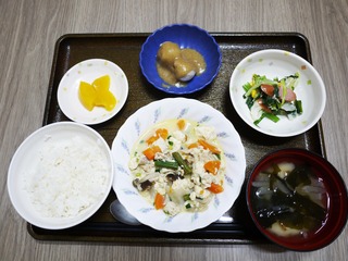 きょうのお昼ごはんは、炒り豆腐、和え物、里芋のごまだれ、みそ汁、くだものでした。