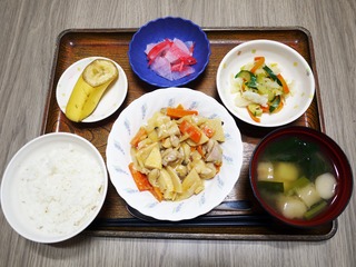きょうのお昼ごはんは、鶏肉のみそ炒め、和え物、紅生姜大根、みそ汁、くだものでした。