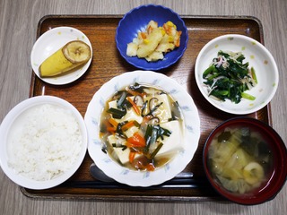 きのうのお昼ごはんは、豆腐の野菜あんかけ、切り干し和え、じゃが炒め、みそ汁、くだものでした。
